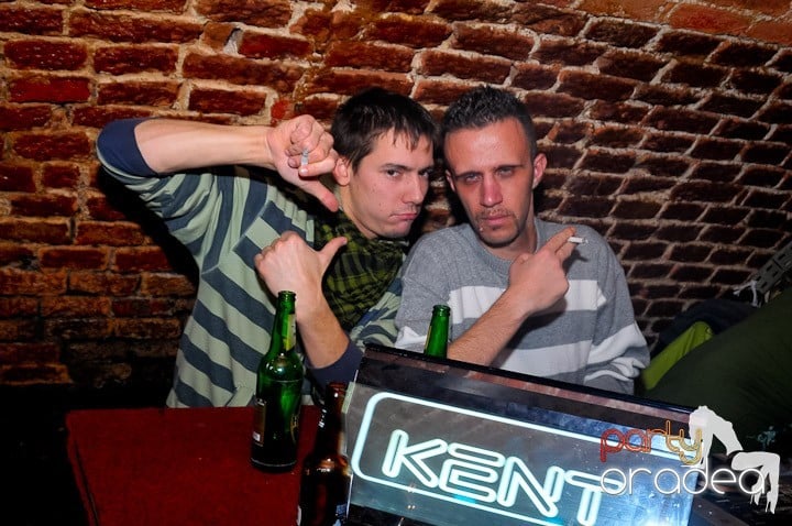 Joi seara petrecem în Club Escape, 