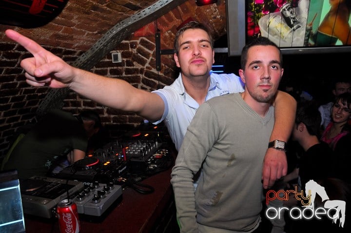 Joi seara petrecem în Club Escape, 