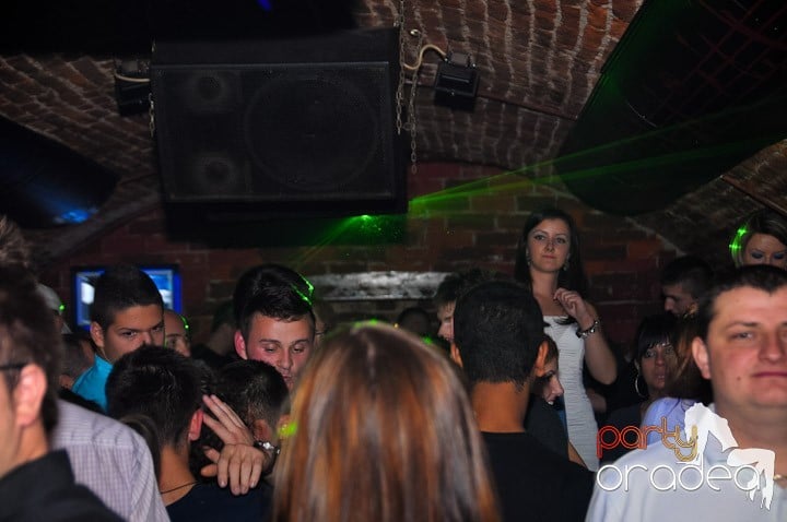Joi seara petrecem în Club Escape, 
