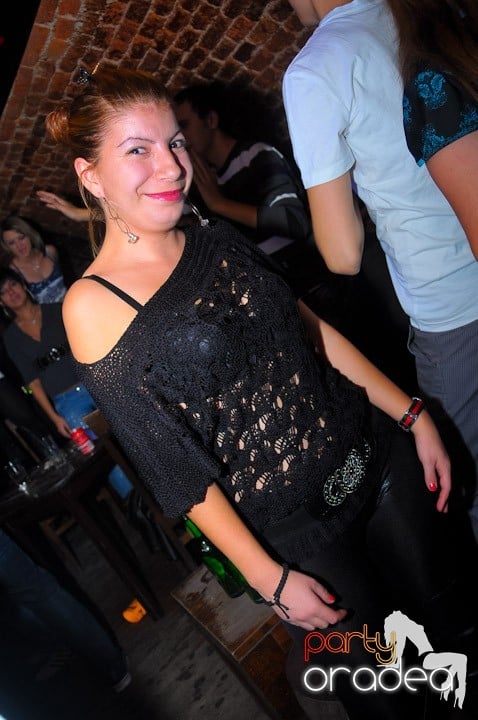 Joi seara petrecem în Club Escape, 