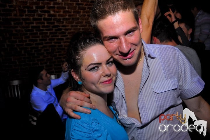 Joi seara petrecem în Club Escape, 