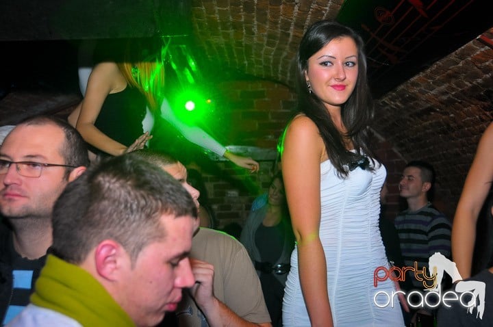 Joi seara petrecem în Club Escape, 