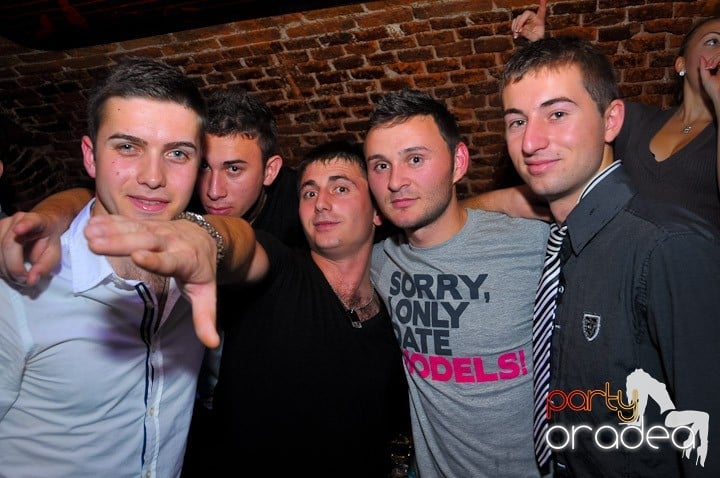 Joi seara petrecem în Club Escape, 