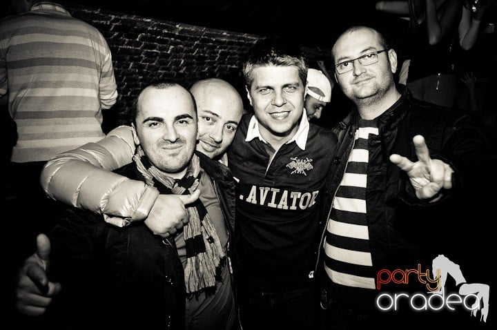 Joi seara petrecem în Club Escape, 