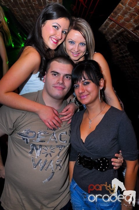 Joi seara petrecem în Club Escape, 