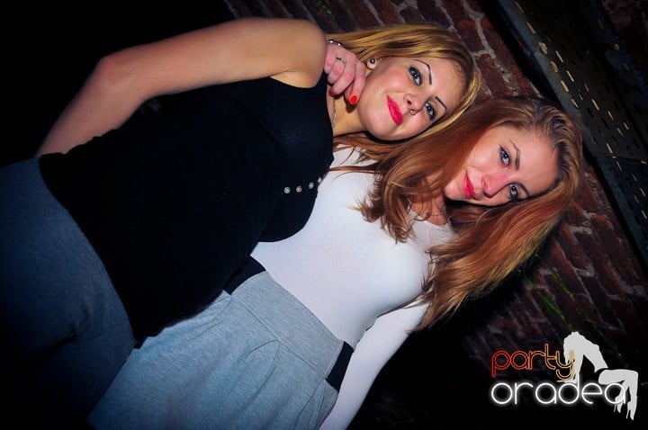 Joi seara petrecem în Club Escape, 