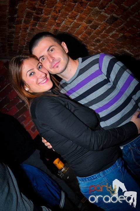 Joi seara petrecem în Club Escape, 