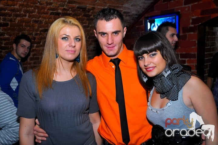 Joi seara petrecem în Club Escape, 