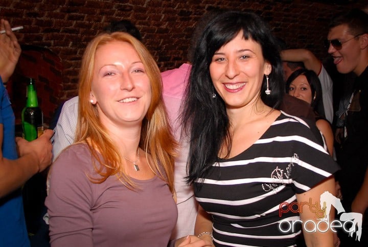 Joi seara petrecem în Club Escape!,