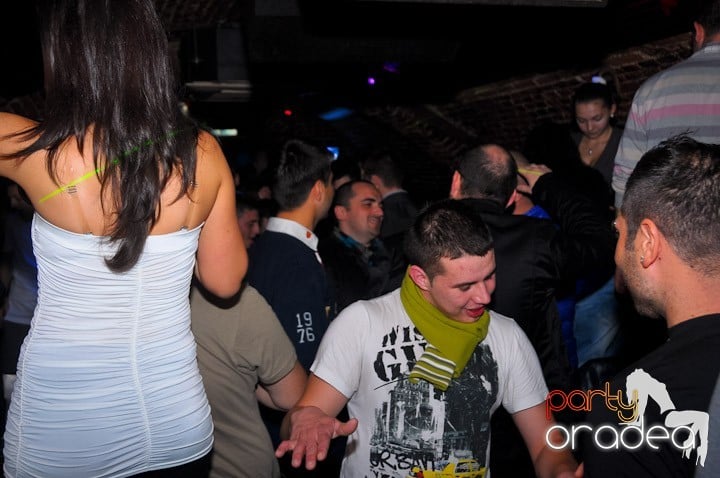 Joi seara petrecem în Club Escape, 