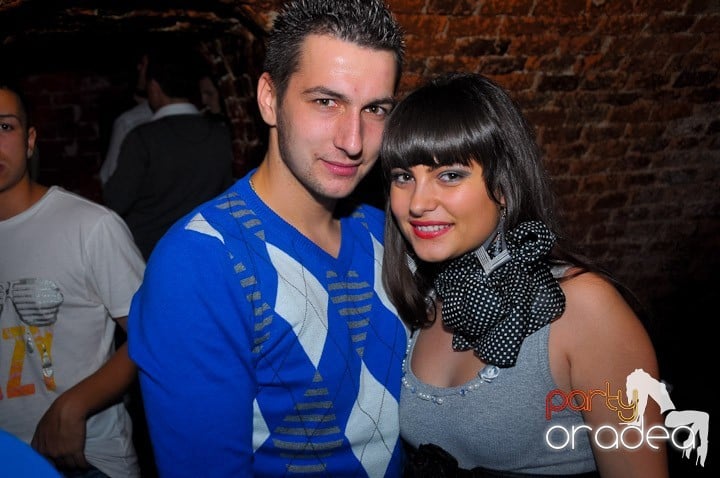 Joi seara petrecem în Club Escape, 