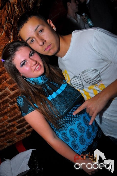 Joi seara petrecem în Club Escape, 