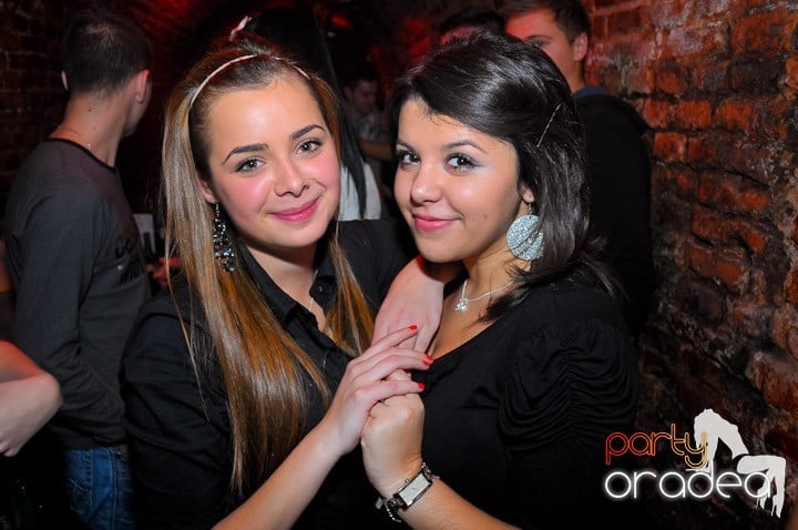 Joi seara petrecem în Club Escape, 