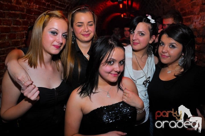 Joi seara petrecem în Club Escape, 