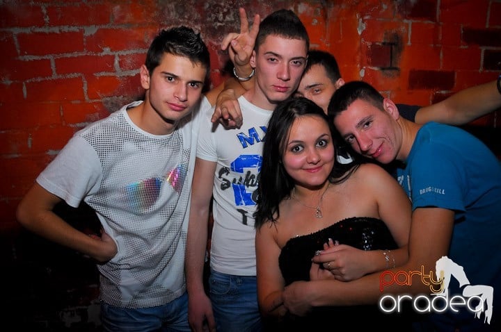 Joi seara petrecem în Club Escape, 