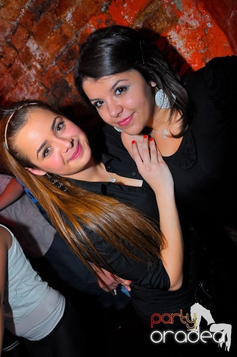 Joi seara petrecem în Club Escape, 