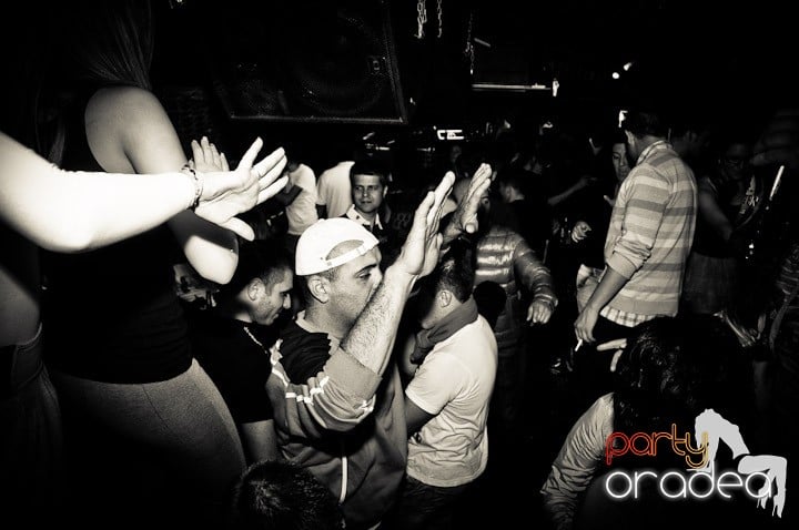 Joi seara petrecem în Club Escape, 