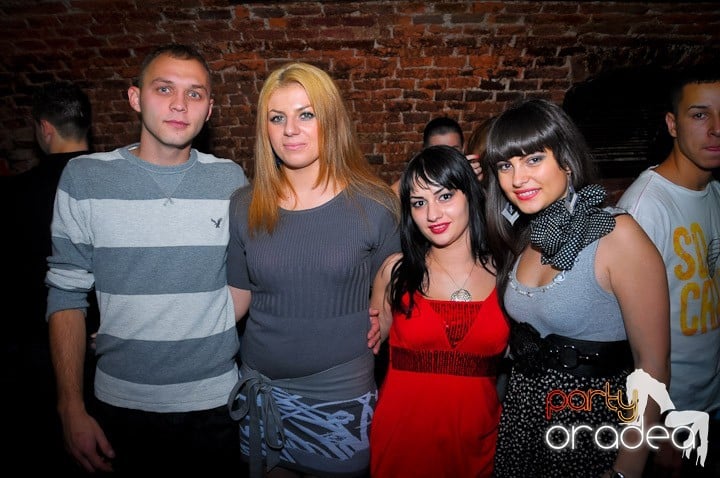 Joi seara petrecem în Club Escape, 