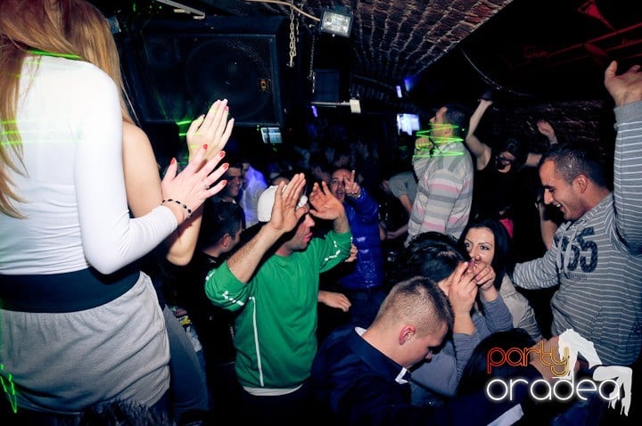 Joi seara petrecem în Club Escape, 