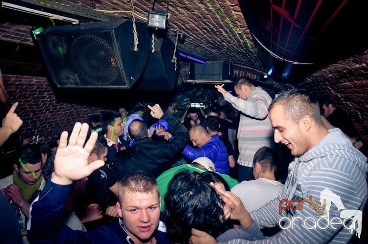 Joi seara petrecem în Club Escape, 