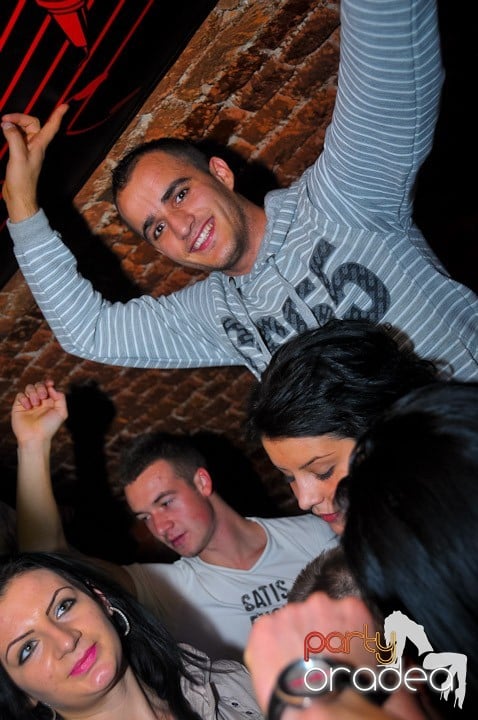 Joi seara petrecem în Club Escape, 