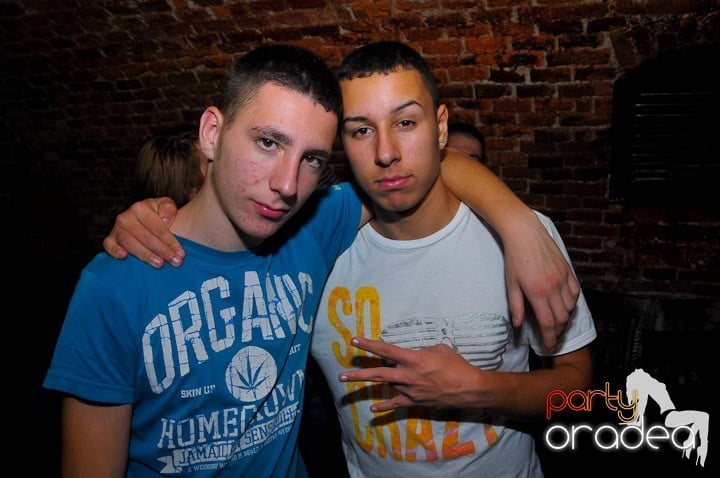 Joi seara petrecem în Club Escape, 