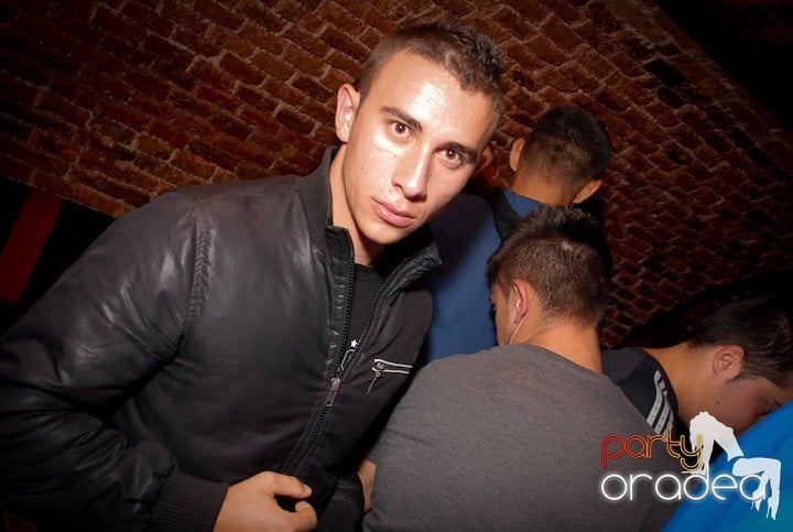 Joi seara petrecem în Club Escape!, 