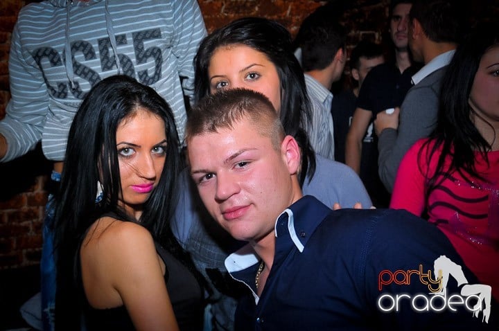 Joi seara petrecem în Club Escape, 