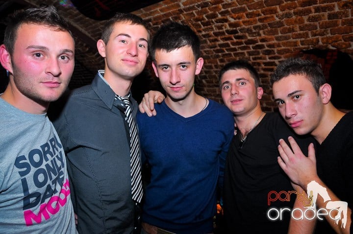 Joi seara petrecem în Club Escape, 