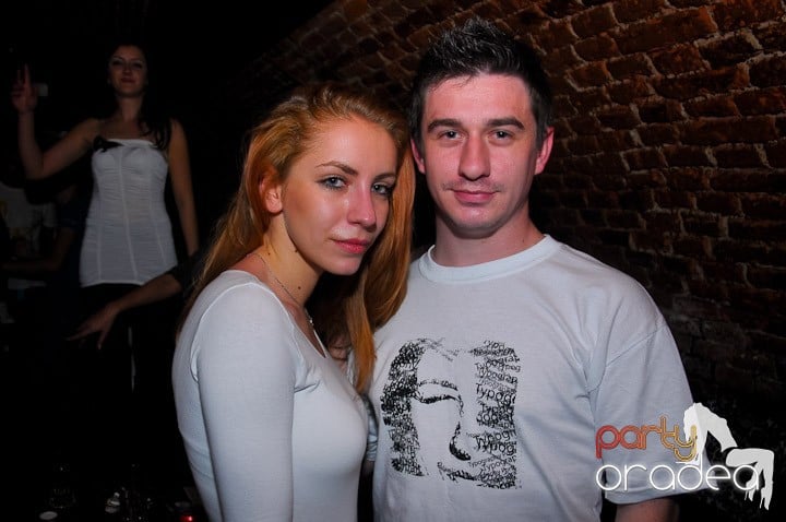 Joi seara petrecem în Club Escape, 