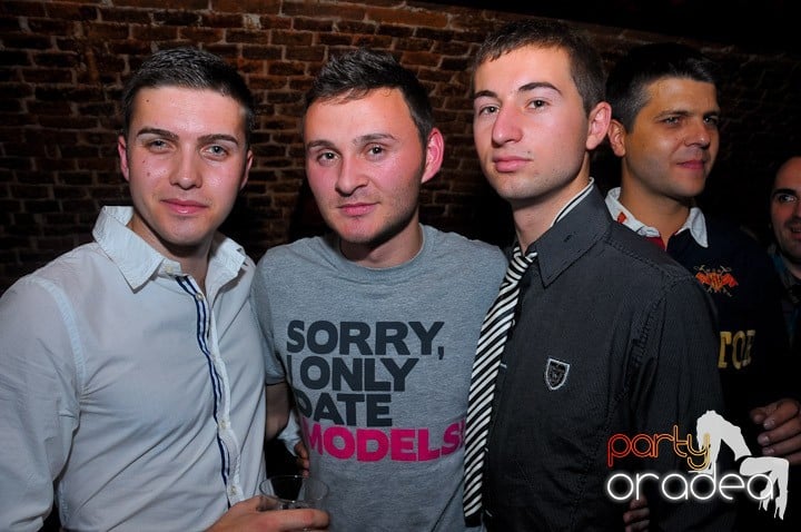 Joi seara petrecem în Club Escape, 