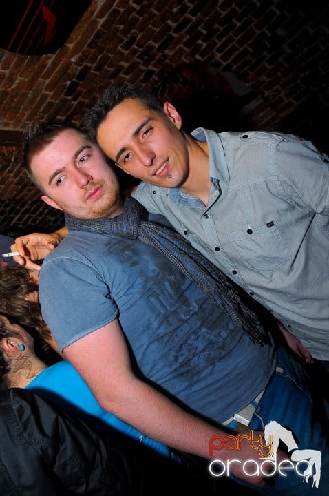 Joi seara petrecem în Club Escape, 