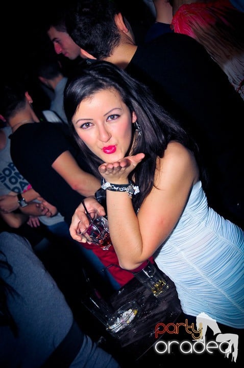 Joi seara petrecem în Club Escape, 