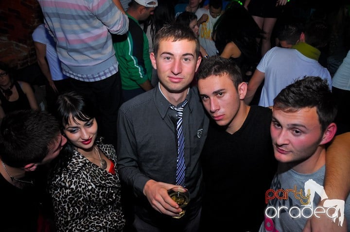 Joi seara petrecem în Club Escape, 