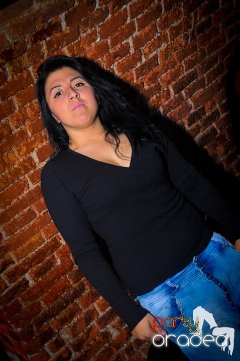 Joi seara petrecem în Club Escape, 