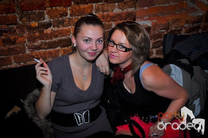 Joi seara petrecem în Club Escape, 