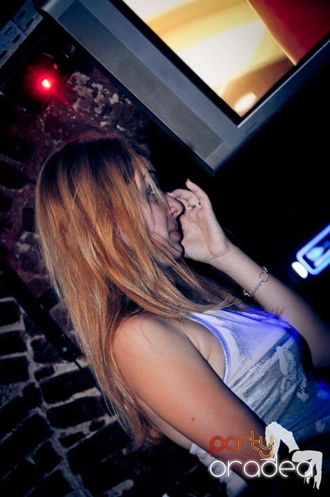 Joi seara petrecem în Club Escape, 