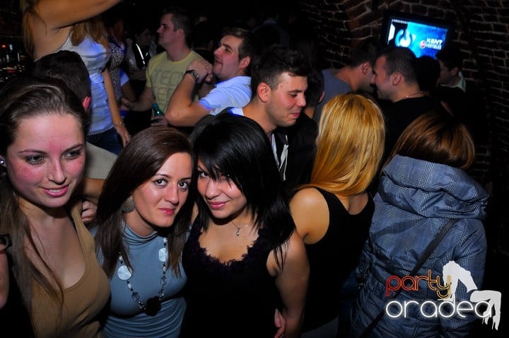 Joi seara petrecem în Club Escape, 