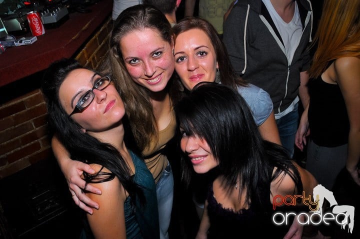 Joi seara petrecem în Club Escape, 