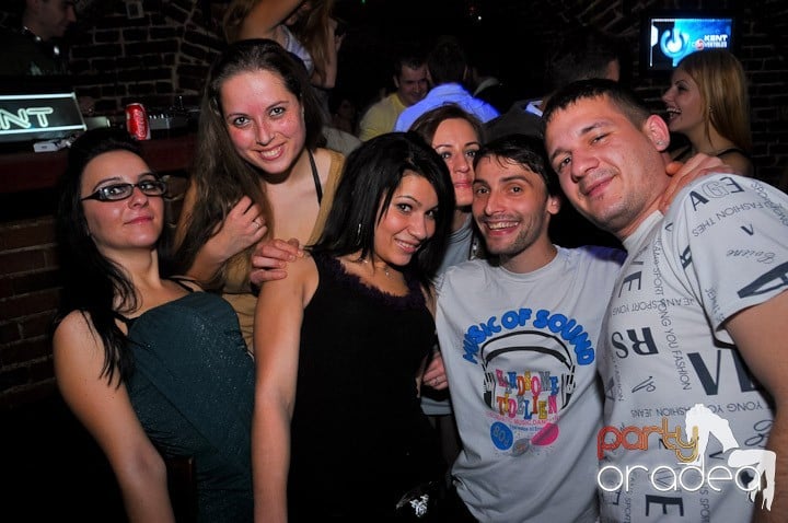 Joi seara petrecem în Club Escape, 