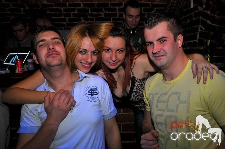 Joi seara petrecem în Club Escape, 