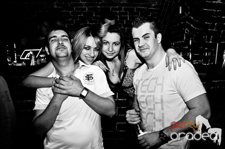 Joi seara petrecem în Club Escape, 