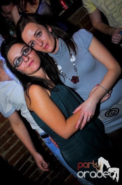 Joi seara petrecem în Club Escape, 