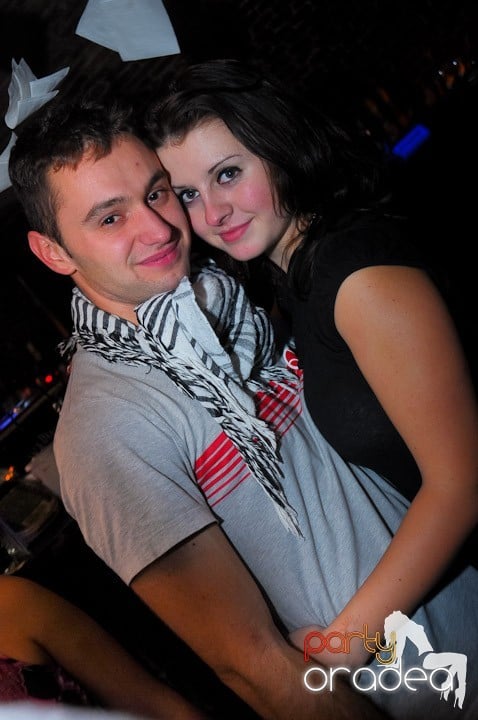 Joi seara petrecem în Club Escape, 