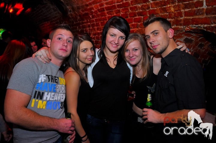 Joi seara petrecem în Club Escape, 