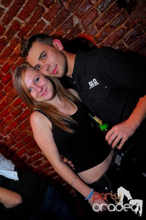 Joi seara petrecem în Club Escape, 