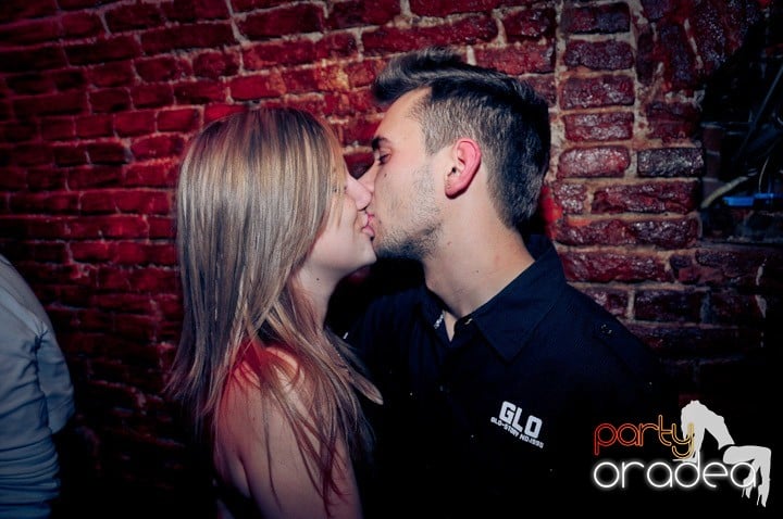 Joi seara petrecem în Club Escape, 