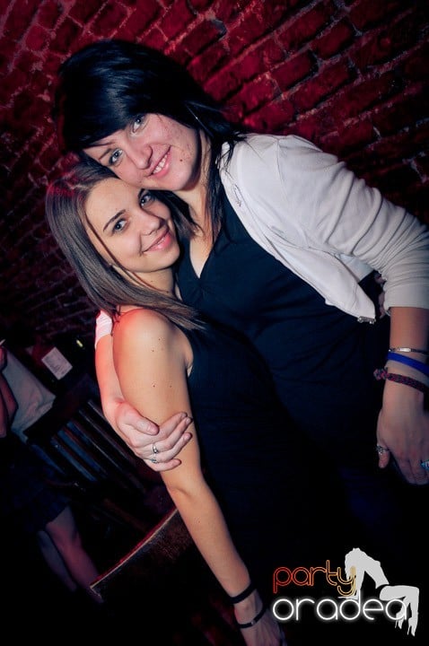 Joi seara petrecem în Club Escape, 