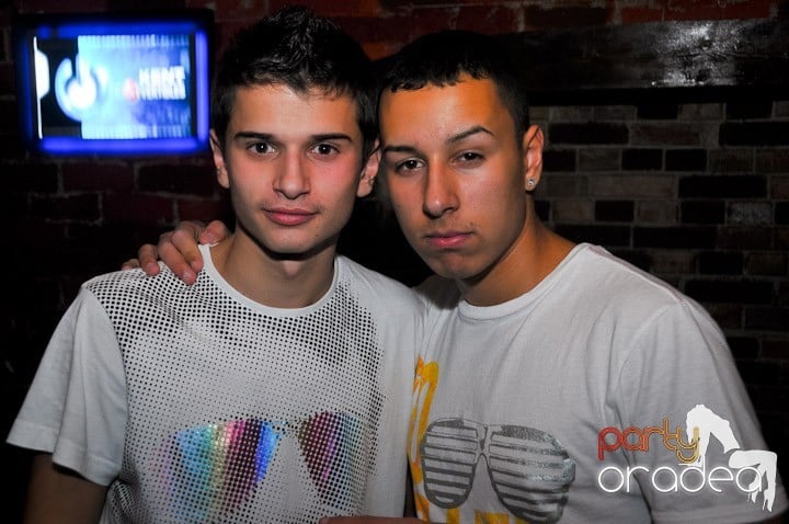 Joi seara petrecem în Club Escape, 