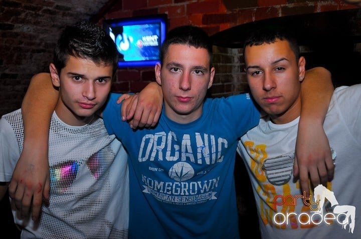 Joi seara petrecem în Club Escape, 